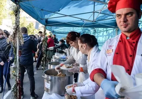 Pelerinii din Iași s-au îngrămădit la sarmalele oferite de primărie, după slujbă. Mii de oameni au stat la coadă