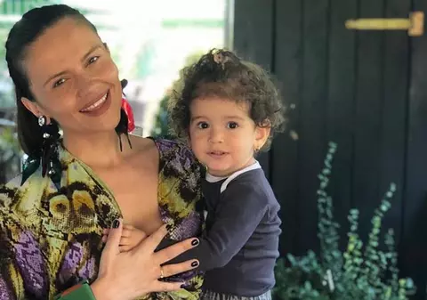 Cristina Șișcanu a stârnit val de critici după ce și-a alăptat fetița în public. Ce i se întâmplă acum. "Nu a mai vrut nicio picătură de lapte de la sân"