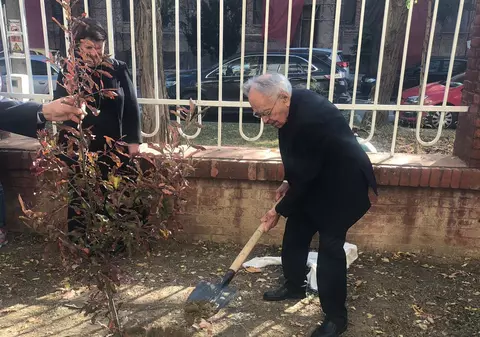 FOTO/Mihai Șora a plantat un stejar în curtea liceului în care a studiat la Timișoara. Ce sfaturi a dat tinerilor: "Să ia viața în serios"