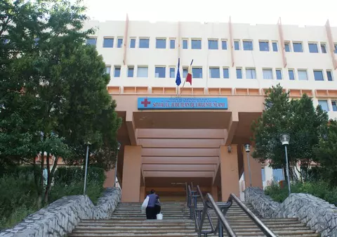 Scandal de proporții la Spitalul de Urgență din Piatra-Neamț. Rănit la cap cu un topor, a snopit în bătaie trei bărbați