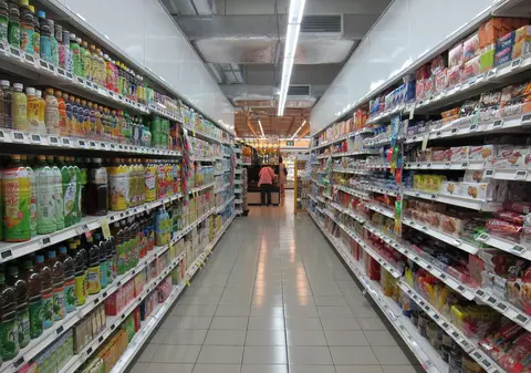 Un muncitor dă în judecată lanțul de supermarketuri la care lucra pentru că un coleg ”a tras vânturi” în fața lui