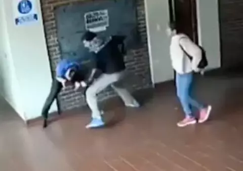 VIDEO | Un tată a fost filmat în timp ce îl snopește în bătaie pe profesorul care i-a abuzat sexual fiica minoră