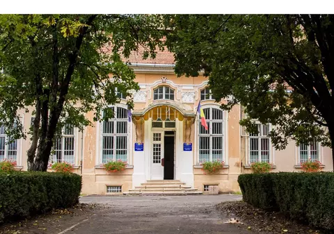 GALERIE FOTO| Pentru ce sumă a fost scos la vânzare Castelul Teleki, unul dintre cele mai importante edificii din Transilvania