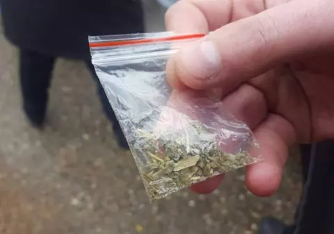 Patru adolescenți de la centrul de plasament din Ghimbav au ajuns la spital după ce au fumat etnobotanice