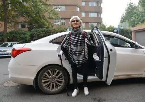 FOTO | Cum arată cel mai bătrân model din China. Femeia încă urcă pe podium, deși are 90 de ani