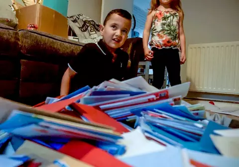 Mama unui băiețel bolnav de autism a făcut un apel pe rețelele de socializare înaintea aniversării puștiului. Copilul a fost uimit de cadoul primit