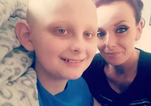 FOTO | Gestul emoționant făcut de localnicii unui oraș pentru un copil de 12 ani bolnav de cancer