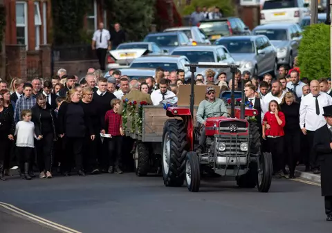 FOTO | "Regele Țiganilor" din Marea Britanie a fost condus pe ultimul drum de un tractor. Sute de oameni au asistat la funeralii
