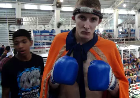 FOTO | S-au pus cu cine nu trebuie! Opt bărbați au încercat să tâlhărească un luptător de MMA. Cum le-a venit de hac sportivul