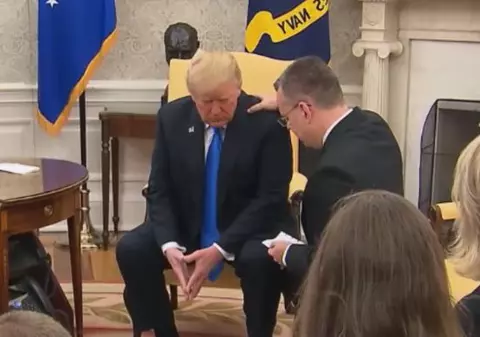 VIDEO | Pastorul american eliberat din Turcia l-a binecuvântat în genunchi pe Trump în Casa Albă