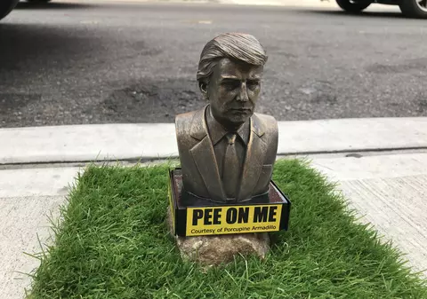 FOTO | Mai multe statui cu Donald Trump, pe care scrie ”urinează pe mine”, au apărut pe străzile din New York
