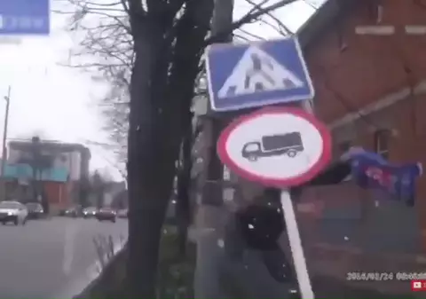 La locul nepotrivit în momentul nepotrivit. Ce a pățit un bărbat care a fost la un pas de a fi lovit de o mașină / VIDEO