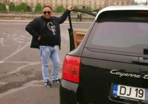 Un bărbat din Craiova a murit în timp ce făcea live pe Facebook. Daniel Radu, zis Briceag, a intrat într-un stâlp cu un bolid