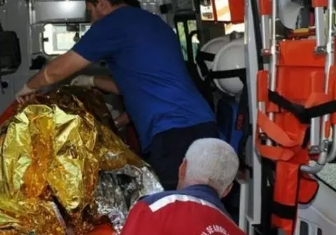 Un bărbat din Iași și-a stopit concubina cu spirt și i-a dat foc. Tânăra e în comă și are șanse minime de supraviețuire