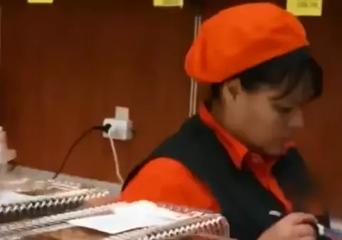 O vânzătoare a fost filmată în timp ce "lustruia" cu o cârpă produsele scoase la vânzare pe care se pusese praful! Totul s-a întâmplat într-un magazin alimentar