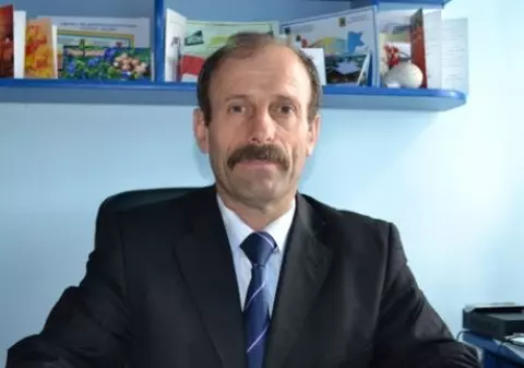 Viceprimarul unei comune din Neamț vindea bonurile de benzină ale primăriei cu 30 de lei. Închisoare cu suspendare pentru delapidare