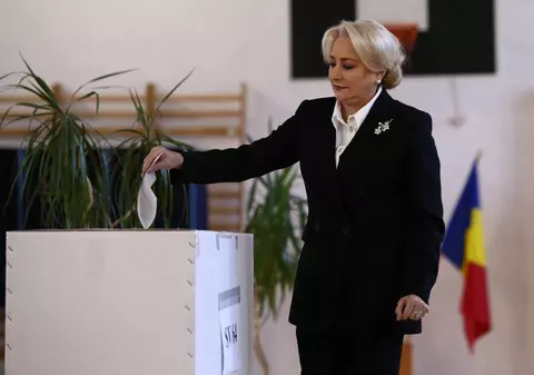 Referendum pentru definirea familiei | Viorica Dăncilă a votat la liceul Jean Monnet din Capitală - VIDEO