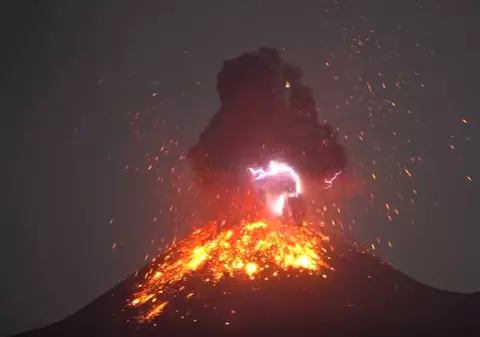 VIDEO | Fenomen extrem de rar în Indonezia. Un vulcan și-a creat propriul fulger în timpul erupției