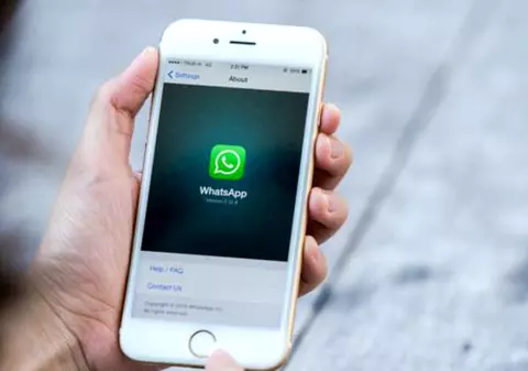 Ce a pățit o femeie care era online pe Whatsapp la miezul nopții. Partenerul a văzut negru în fața ochilor