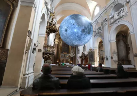 O Lună uriaşă a răsărit într-o biserică din Cluj-Napoca!
