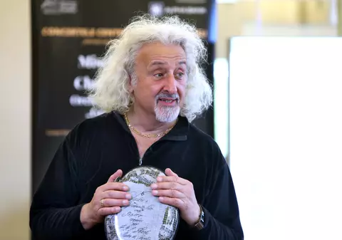 „Mick Jagger al violoncelului” a ajuns la București: din lagăr, pe cele mai mari scene ale lumii