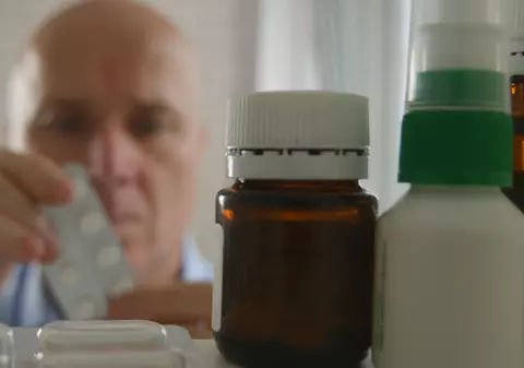 Zeci de pacienți cu HIV, nevoiți să-și întrerupă tratamentul din lipsa medicamentelor. Strigătul unui pacient care spune că statul l-a condamnat la moarte: "Simți că nu mai ai viață!"