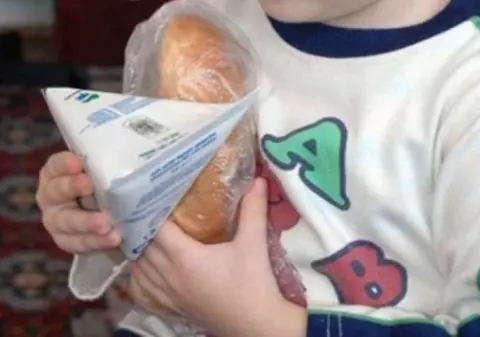 Un copil de patru ani din Vaslui a refuzat să-și cumpere un corn. Motivul e sfâșietor