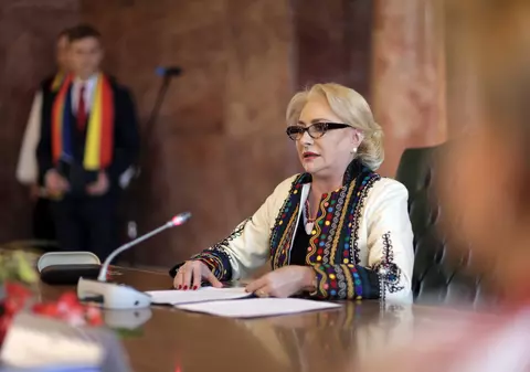 Guvernul se angajează să majoreze sumele alocate Educaţiei cu cel puţin 15% pe an şi să devanseze creşterile salariale în 2020. Profesorii primesc 6 salarii, când ies la pensie