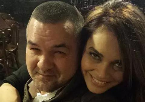 Leonard Doroftei lucrează în pub cot la cot cu soția. Ea, în bar, el - ospătar!