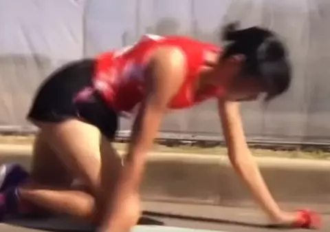 Gestul anului în sport e al unei maratoniste japoneze: și-a rupt piciorul, însă a mers târâș 200 de metri pentru a preda ștafeta / VIDEO