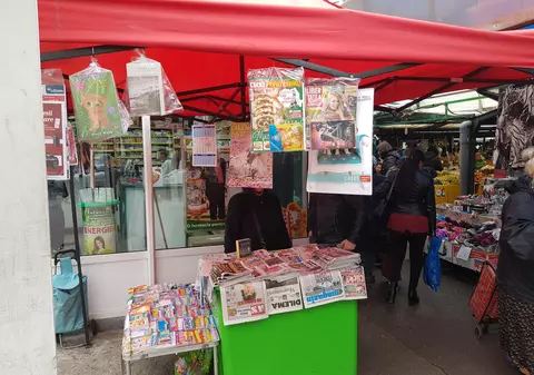 Difuzorii de presă din sectorul 3 vând ziare pe mese din plastic, după ce primăria le-a ridicat chioșcurile