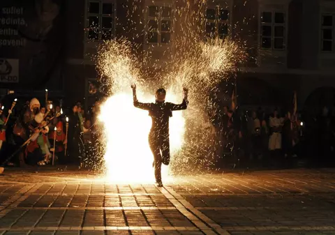 REPORTAJ: Jonglează cu focul. 12 brașoveni fac spectacol la festivalurile medievale și aduc în scenă sicrie sau butoaie de motorină din care taie cu flexul/ GALERIE FOTO