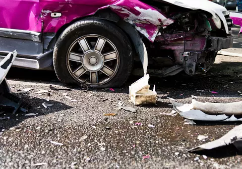O femeie a fost jefuită în timp ce zăcea paralizată între fiarele mașinii cu care făcuse accident