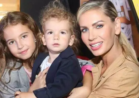 VIDEO/ Andreea Bănică și-a accesorizat ținuta de la Elle Style Awards 2018 cu un abțibild. "Face parte din viața mea. Sufletul meu este aici"