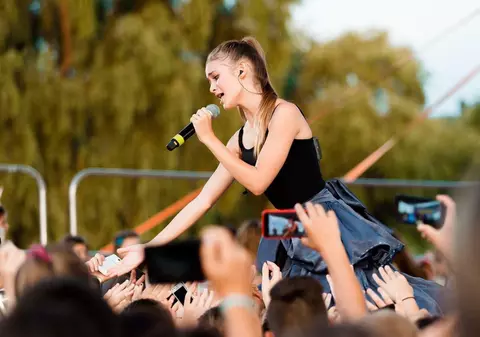 Artista Iuliana Beregoi strânge jucarii pentru copiii săraci