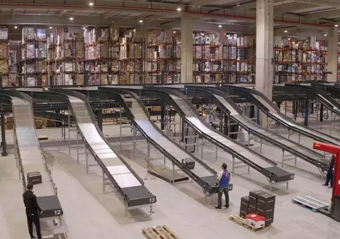 Cum s-a schimbat comportamentul de consum al românilor după izbucnirea războiului din Ucraina: Au cumpărat lanterne, generatoare, cafea și scutece