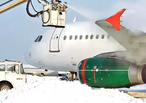 Întârzieri pe aeroporturile din București din cauza vremii