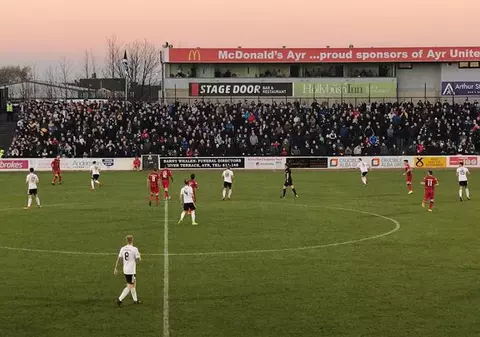 Cartonaș roșu pentru o lovitură cu câlcâiul într-o zonă sensibilă! A comis-o un scoțian de la Ayr United, a pățit-o un băiat de la Morton / VIDEO