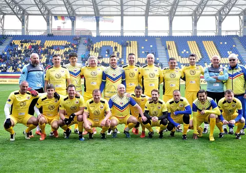 O mulțime de foste glorii, la Centenarul Fotbalului Românesc. La Ploiești, naționala legendelor a învins naționala artiștilor cu 8-4. ”Găniță, hai la mici!” / VIDEO