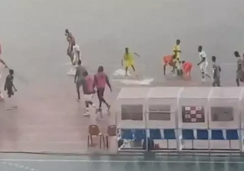 VIDEO / Cea mai mare furtună văzută vreodată a întrerupt derby-ul Congo - DR Congo, din preliminariile Cupei Africii pe Națiuni. ”Parcă ne lua fluviul Congo”