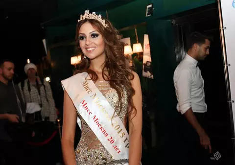 FOTO | O fostă Miss Moscova a renunțat la creștinism pentru a deveni soție de rege