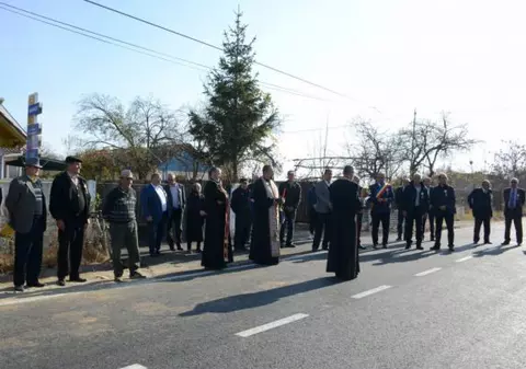 Un primar zelos a chemat un sobor de preoți să sfințească un petec de asfalt proaspăt turnat. N-a uitat să cheme și toate oficialitățile de la județ