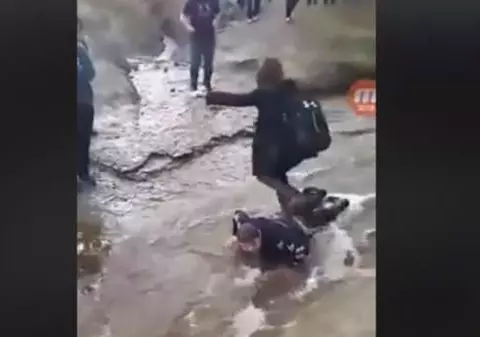 Comportament șocant. Au obligat un copil de 14 ani, cu paralizie cerebrală, să se facă punte ca să treacă peste el | VIDEO