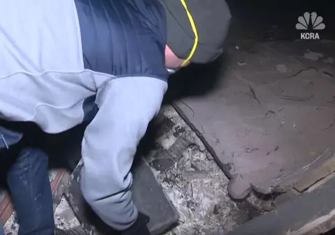 A găsit inelul de logodnă în casa părinților, făcută scrum de incendiile din California. Dovada dragostei nu a fost distrusă de foc / VIDEO
