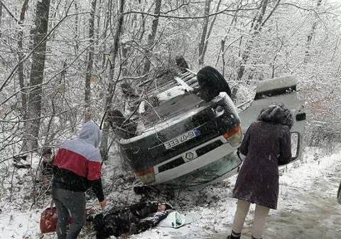 Două mașini s-au răsturnat pe un pod din Iași. Zăpada le dă bătăi de cap șoferilor |FOTO