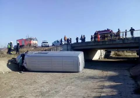 Un microbuz cu zece persoane la bord a fost implicat într-un accident în Mureș. Care e starea victimelor