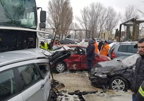 Un şofer de TIR a distrus zece mașini într-o parcare din Iași. Era mort de beat