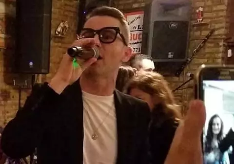 VIDEO/ Turneul din SUA anunțat cu surle și trâmbițe de Adi Sînă se desfășoară... în restaurante!