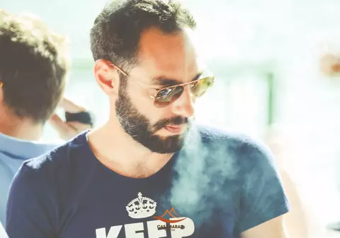 Alexandru Matusciac, un fotograf de modă din Timișoara, arestat pentru trafic de droguri de mare risc. O elevă de liceu s-a aruncat de la etaj la o petrecere cu substanțe interzise, organizată de bărbat