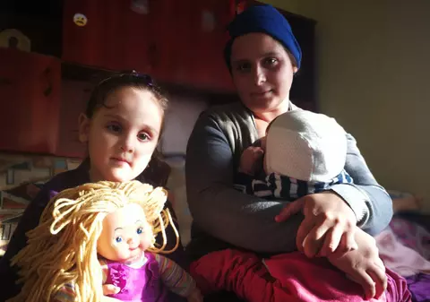 VIDEO | Centenar Solidar: 600 de lei lunar, patru suflete și o păpușă cam urâtă. Laura, Mihai și fetițele lor se încălzesc cu speranță, în lipsa lemnelor